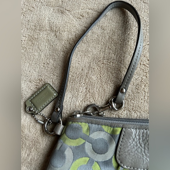 COACH MADISON GRAPHITE GREEN OP ART
SIGNATURE SATEEN LARGE WRISTLET - Picture 2 of 8